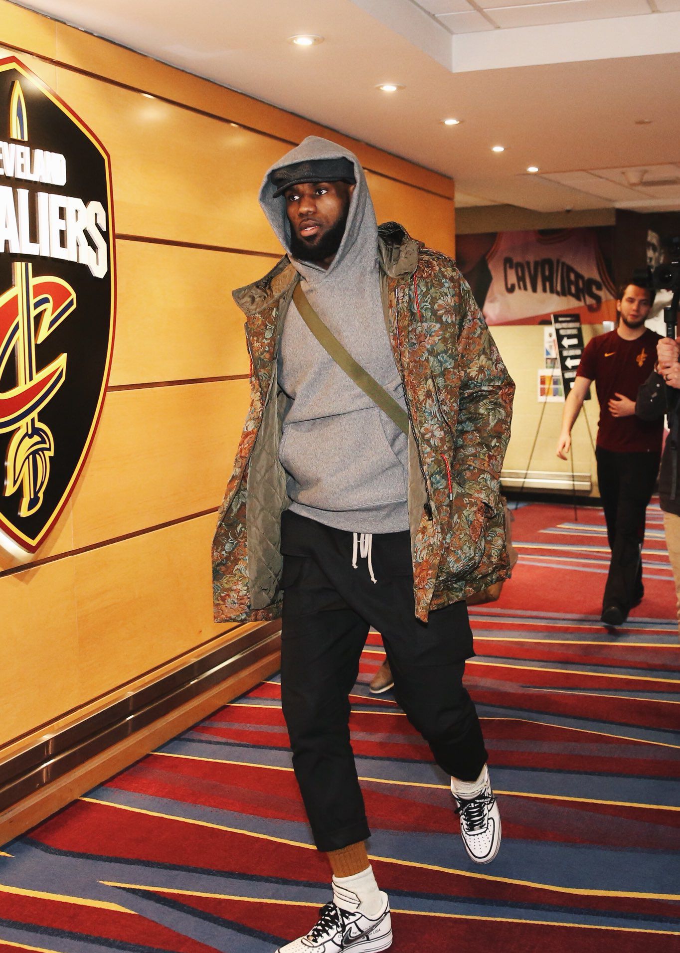 他在闹，他在笑，林加德与拉什福德通道内嬉戏（笑闹不断，林加德和拉什福德在通道内打趣嬉闹）