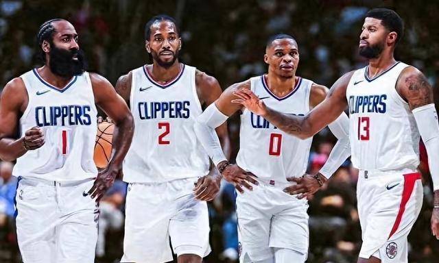 有情有义，阿诺德到若塔纪念碑前献上游戏手柄和手写卡片（阿诺德赴若塔纪念碑，敬献游戏手柄与手写卡片）