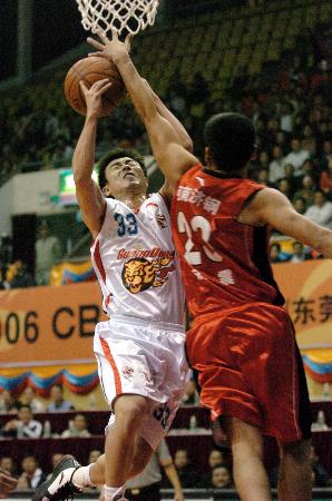 雷诺42号秀惊艳表现，助力球队赢得比赛（雷诺42号新秀大放异彩，率队拿下胜利）