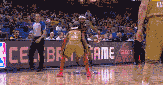 唐斯攻防两端表现抢眼，却因犯规备受争议（唐斯攻守俱佳，但犯规问题引发争议）