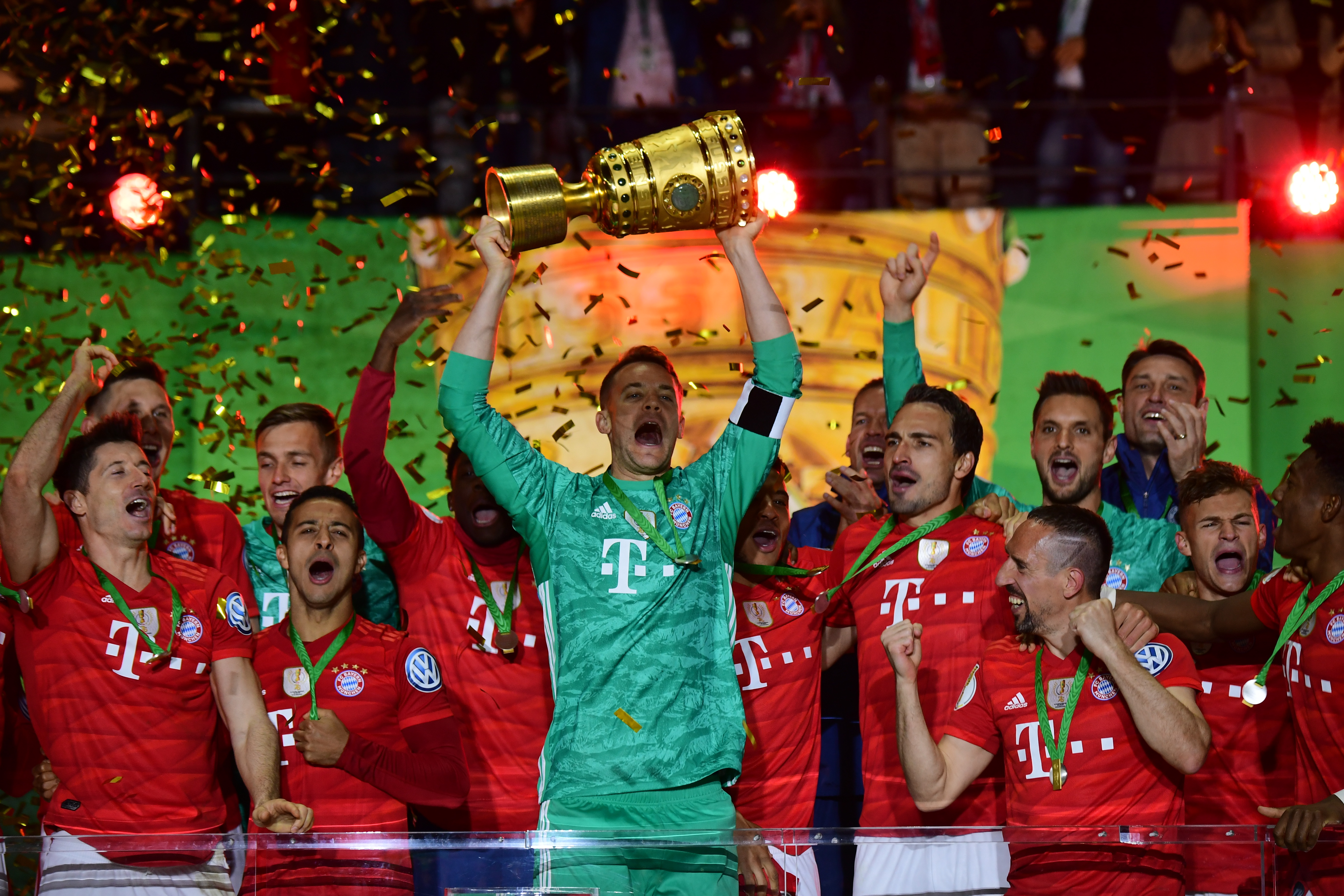 中超末轮前瞻：上海双雄冲击冠军，海牛、梅州争保级最后席位（中超收官战前瞻：上海双雄争冠，海牛与梅州冲刺最后保级名额）