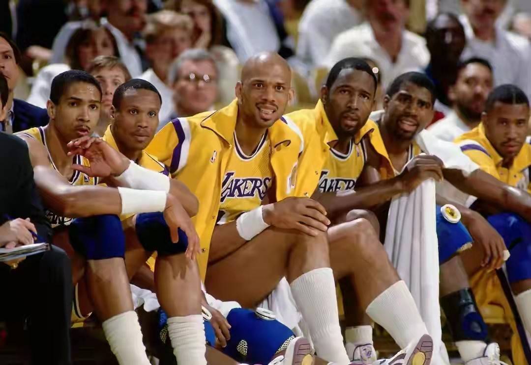 记者：韩鹏仍是泰山主帅，但俱乐部需要找个名义上的“主帅”（记者：韩鹏继续执掌泰山，俱乐部需另找一位名义主帅）