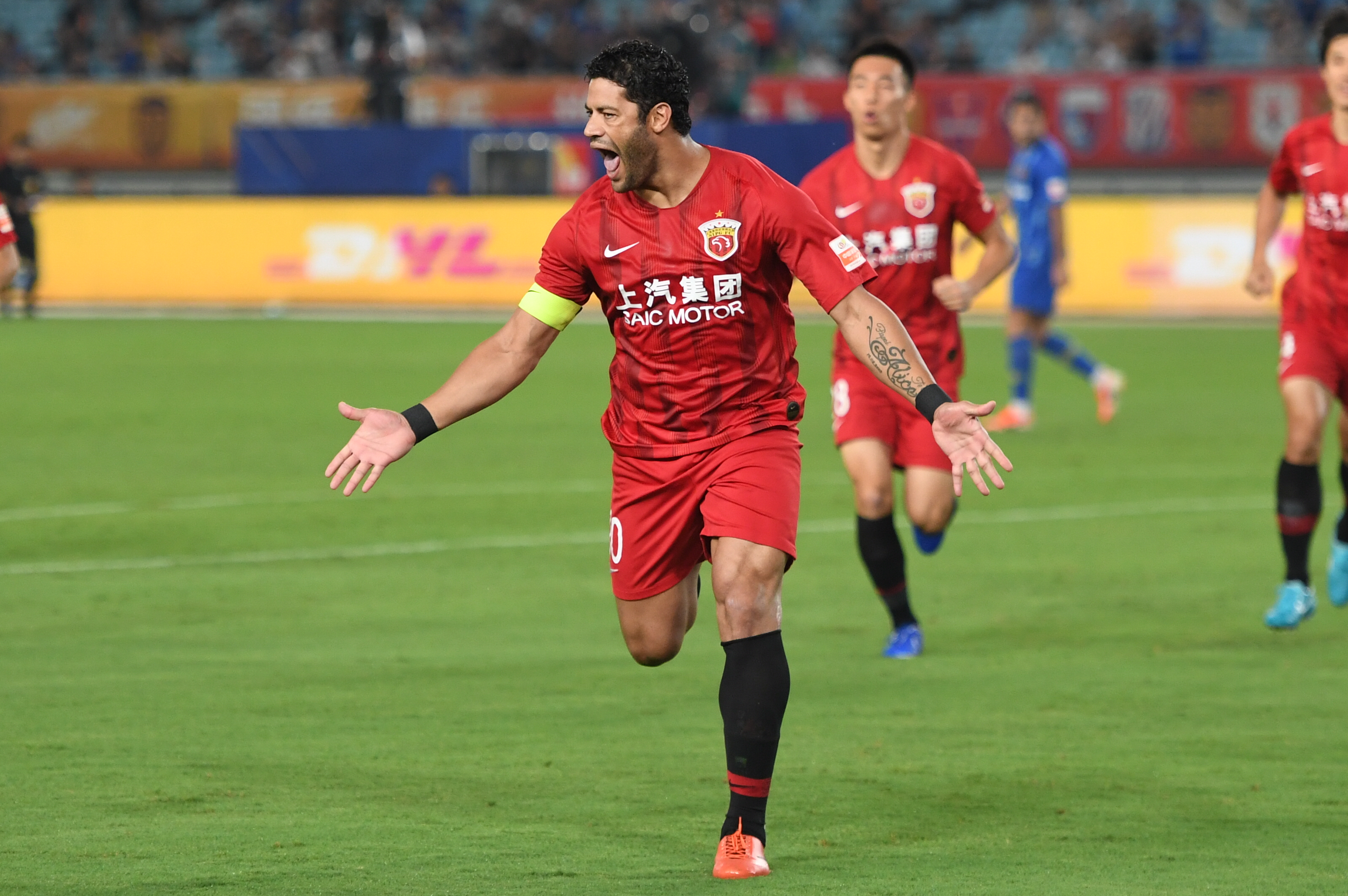 吉尔摩社媒晒照：手术成功，康复之路开始（吉尔摩社媒报喜：手术顺利，开启康复征程）