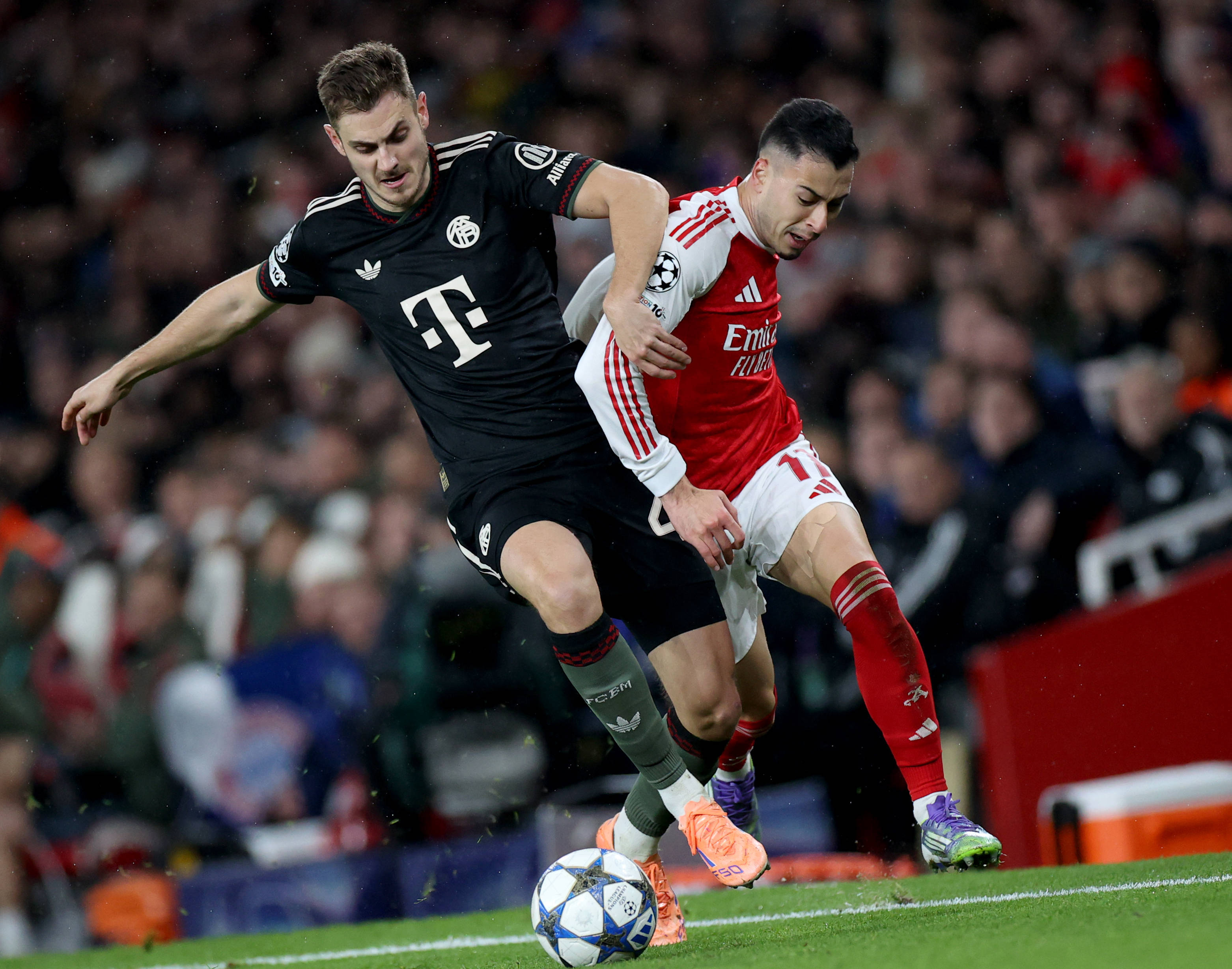 萨拉赫晒圣诞家庭照引争议，目前正随队征战非洲杯（晒圣诞家庭照惹争议，萨拉赫正随队征战非洲杯）