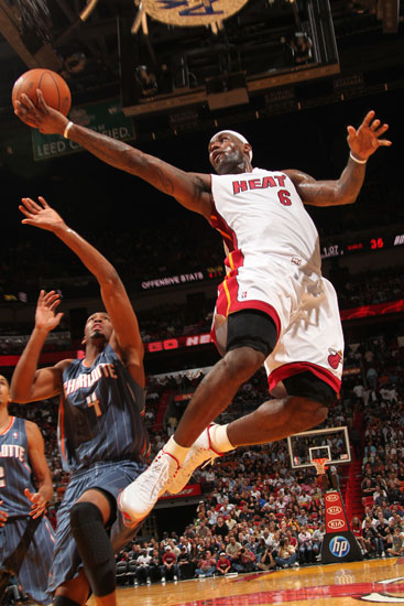 随着掘金142-138胜森林狼，湖人3连败，NBA西部排名：第2-6名差4个胜场（掘金142-138险胜森林狼，湖人遭三连败，西部第2至第6仅差4个胜场）