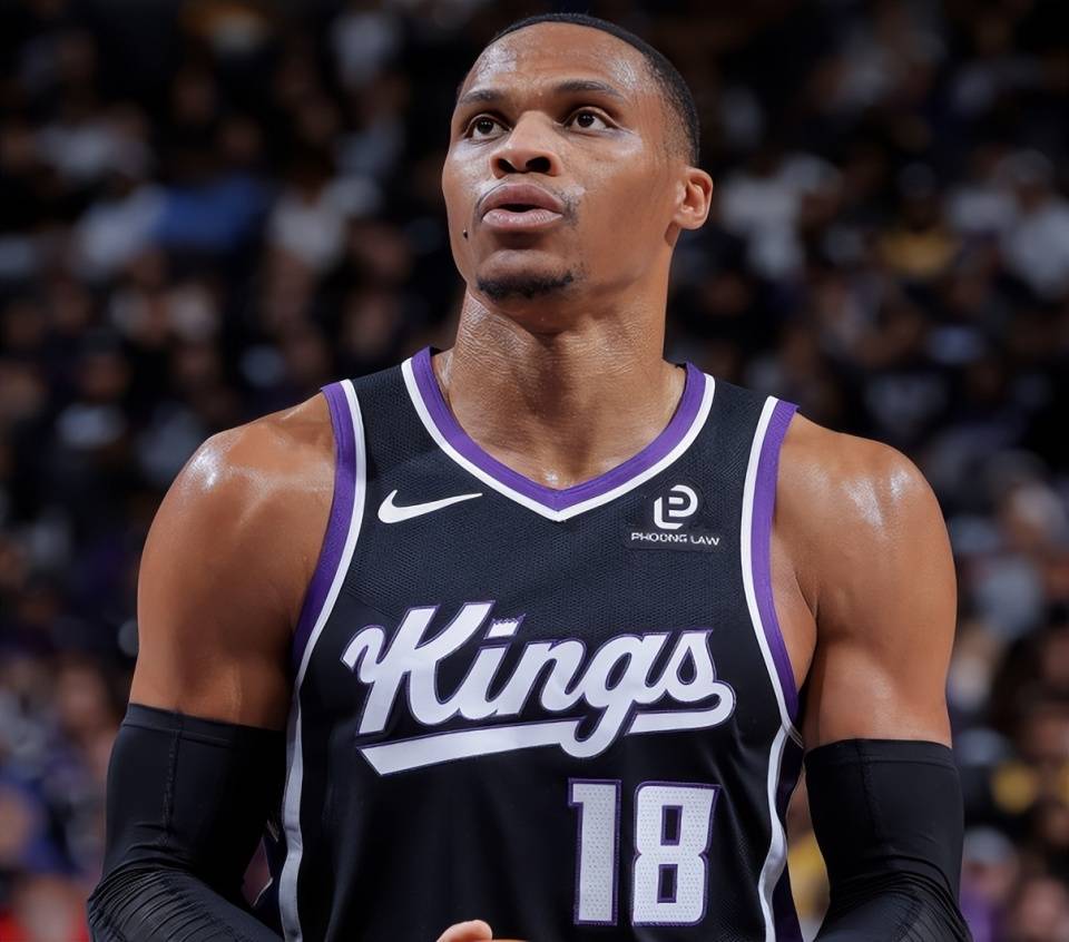 镜报：麦克托米奈上赛季意甲收官战亲签球衣成交价超2.4万欧（镜报：麦克托米奈意甲赛季收官战亲笔签名球衣拍卖价突破2.4万欧元）