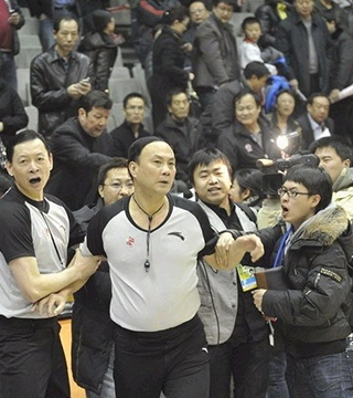 不是队服是奥运照！樊振东12月赛程海报引爆“情怀杀”（樊振东12月赛程海报用奥运照而非队服，引爆回忆杀）