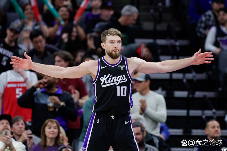 带队咬住！杰伦·约翰逊半场12中6拿到14分4板6助 三分3中2（杰伦·约翰逊半场12投6中砍14分4板6助，三分3投2中，率队紧咬比分）