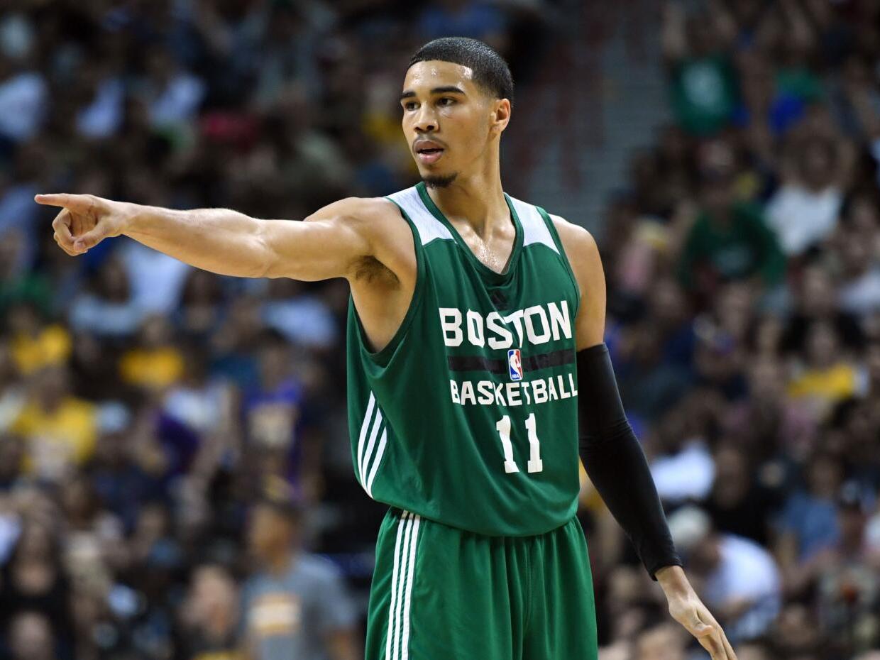 外媒：下赛季欧冠联赛阶段用球将采用白+薄荷绿+紫创新配色（外媒称：下赛季欧冠联赛阶段比赛用球将启用白、薄荷绿与紫全新配色）