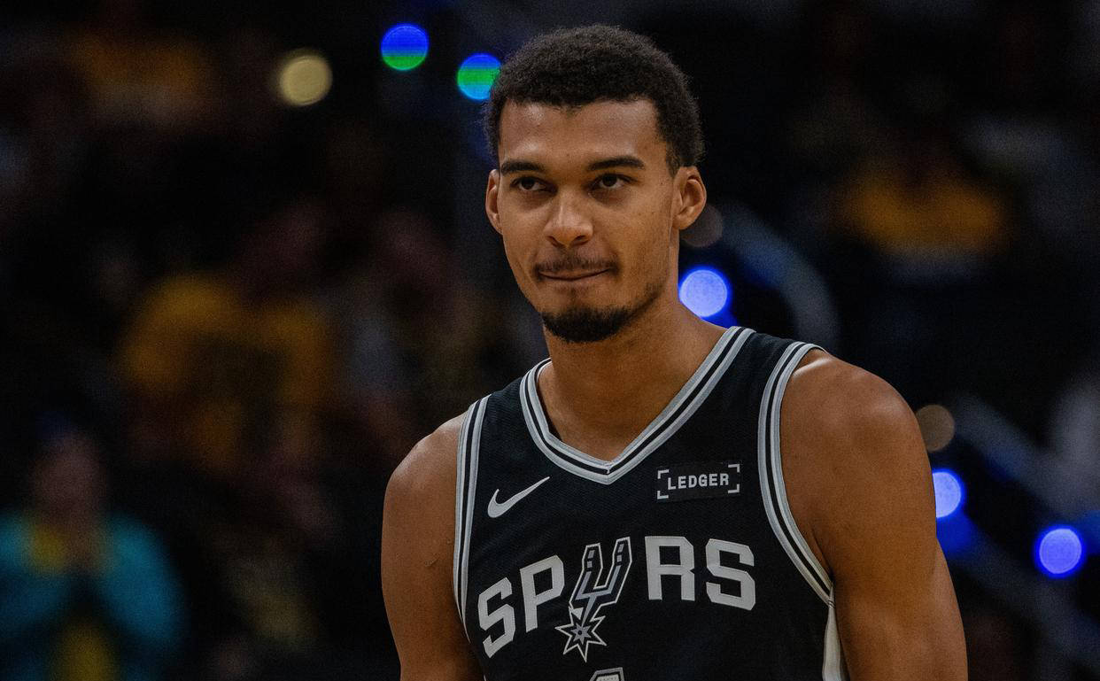 攻防一体！青岛外援米奇半场贡献15分6板4帽（攻守兼备！青岛外援米奇半场15分6篮板4封盖）