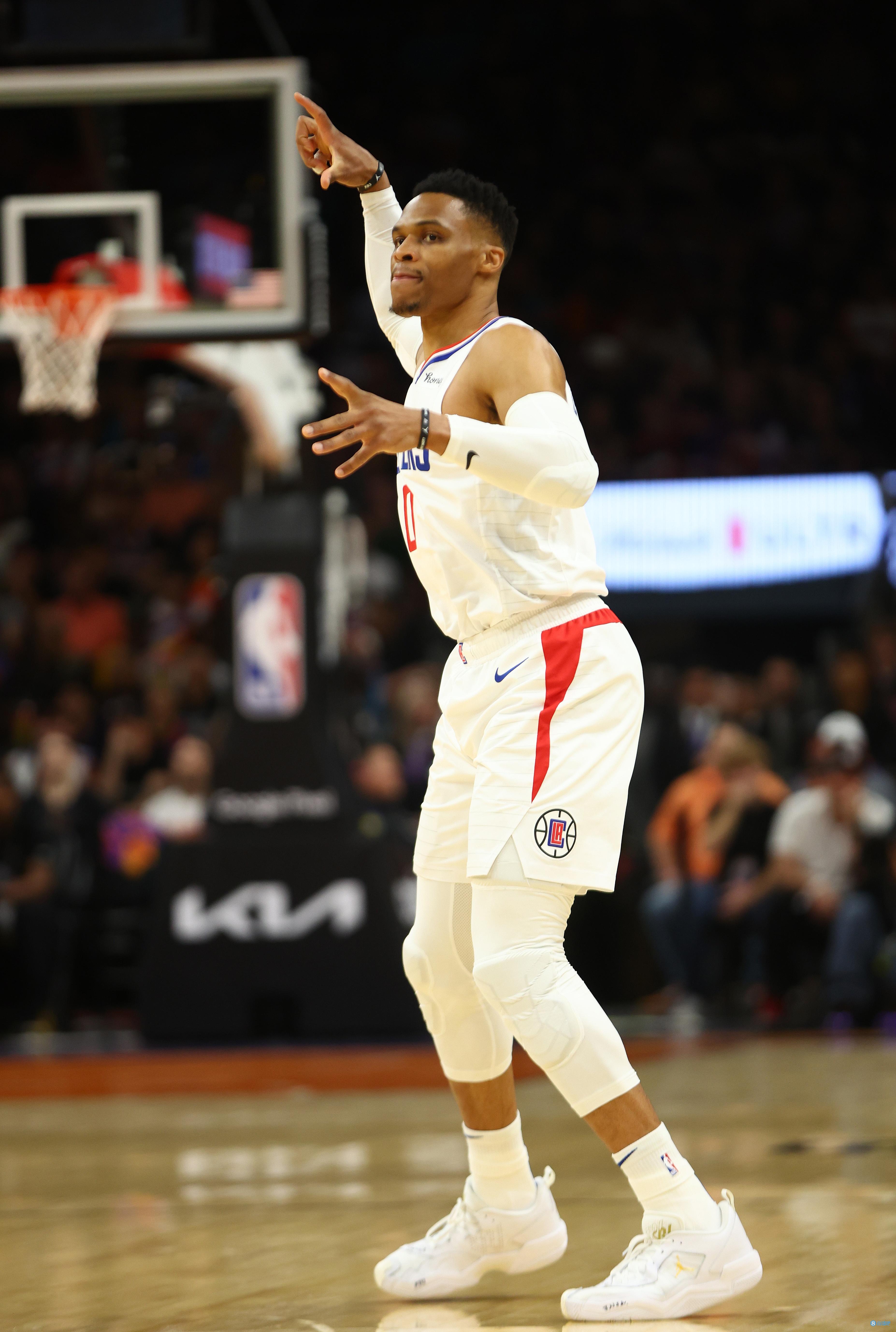 耻辱正负值！詹姆斯赛后直接离场！东契奇拉胯，阿门圣诞大战抢戏（尴尬正负值！詹姆斯赛后径直退场，东契奇哑火，阿门圣诞夜抢尽风头）