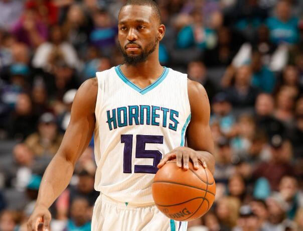 葡超比赛一球员受伤需要担架，对方球员帮忙传递担架吃黄牌（葡超争议一幕：球员伤退需担架，对手递担架反吃黄牌）