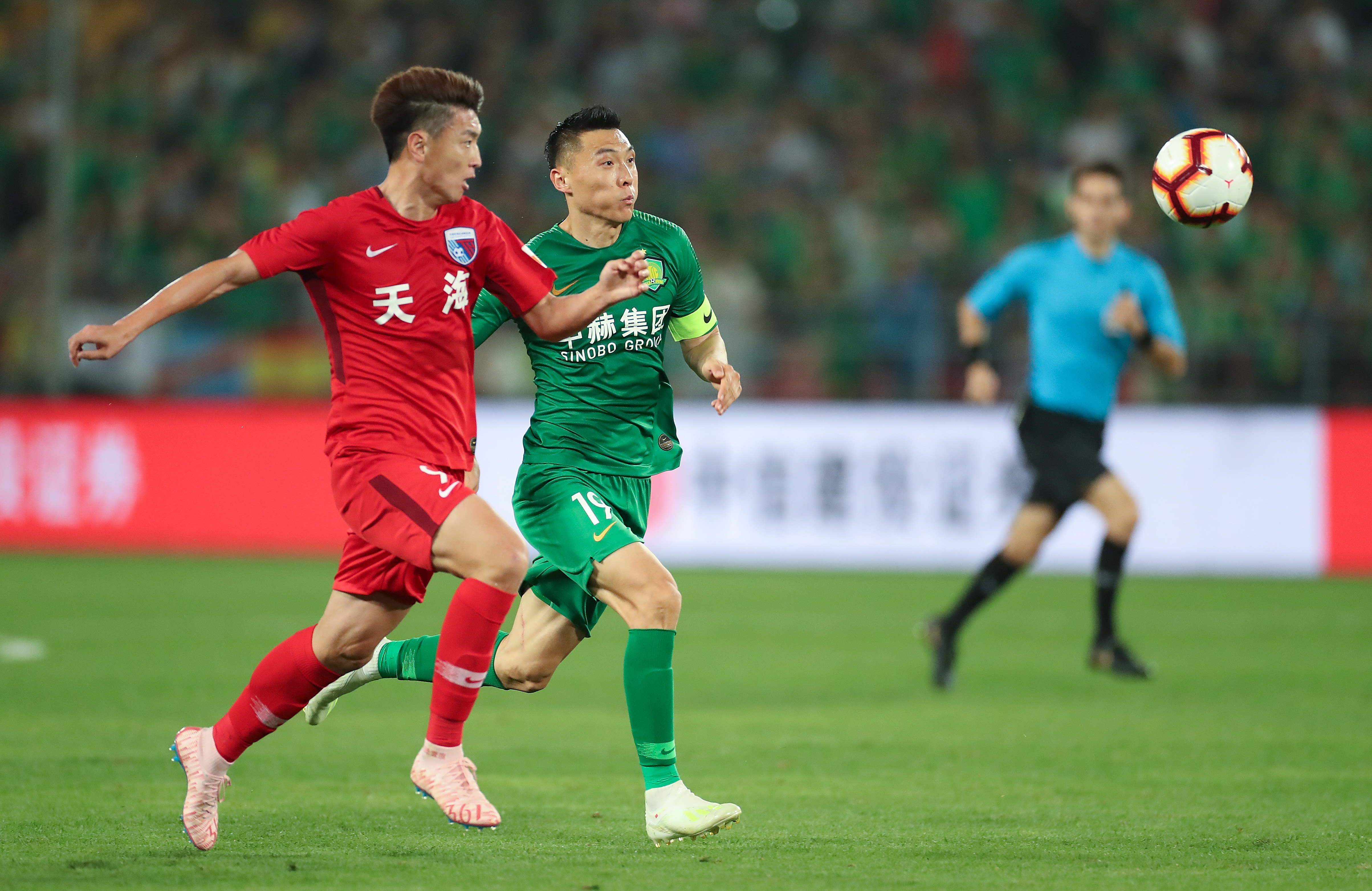 AC米兰主场3-2逆转都灵，40岁魔笛全场发挥，助力球队重返榜首，展现强大实力与斗志。（AC米兰3-2主场翻盘都灵，40岁魔笛统治全场，红黑军团重返榜首）