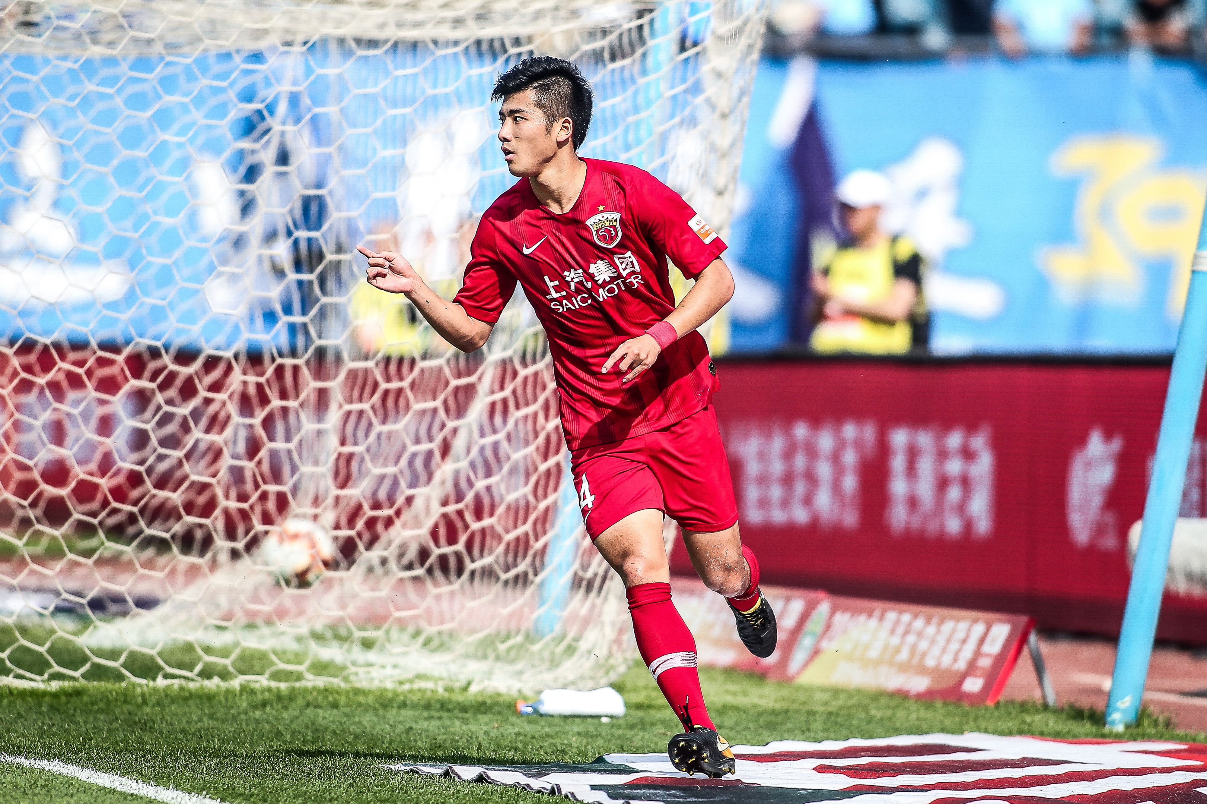 莫雷诺：第一天到米兰我还穿着卡通内裤，结果队友们都穿名牌（莫雷诺自嘲：初到米兰仍穿卡通内裤，队友却清一色名牌）