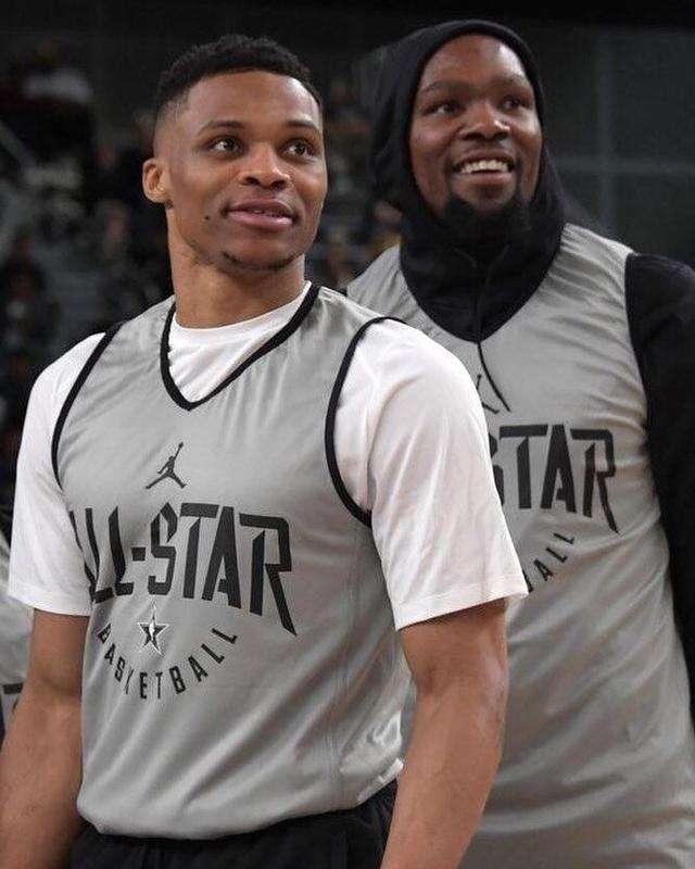 詹姆斯晒与布朗尼打高尔夫：与儿子共度美好时光如今尤为珍贵（詹姆斯晒父子高尔夫照：与布朗尼相伴时光愈发珍贵）