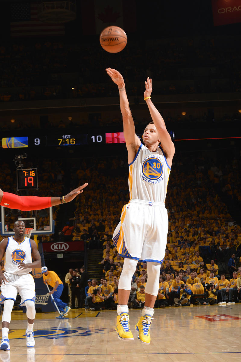 防线漏洞频出 对手屡屡冲击（防守屡现破绽 对手频频冲击）