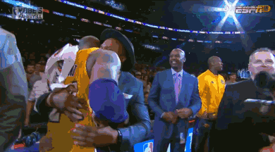 劳塔罗飞铲罗伯逊染黄，国米战利物浦上半场13分钟现争议（国米vs利物浦上半场第13分钟爆争议：劳塔罗飞铲罗伯逊被黄牌警告）