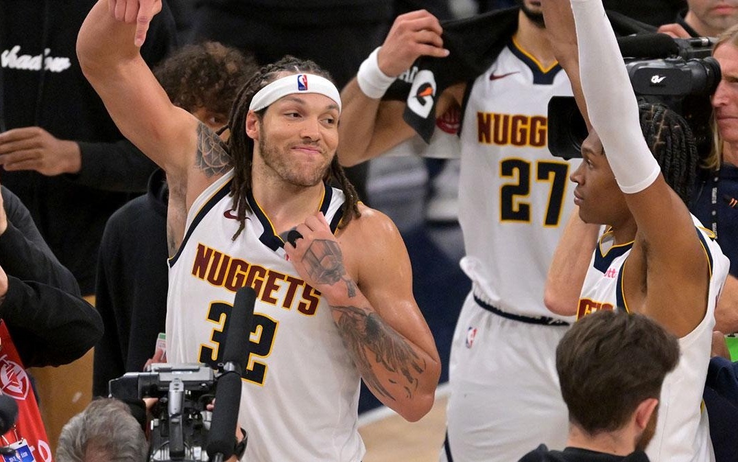 湖人官方推特公布飞往客场的登机照（湖人官推晒出奔赴客场的登机照）