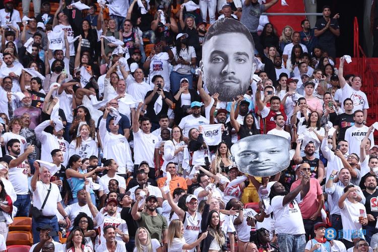 意外来客，切尔西和巴萨欧冠赛前一只狐狸闯入斯坦福桥看台（欧冠前夜趣闻：狐狸闯入斯坦福桥看台，切尔西对巴萨惊现不速之客）