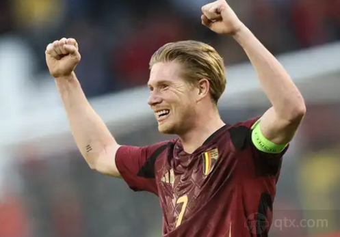 网友在梅西夜访诺坎普时偶遇他，梅西还向镜头打了招呼（夜访诺坎普的梅西被网友偶遇，并向镜头致意）