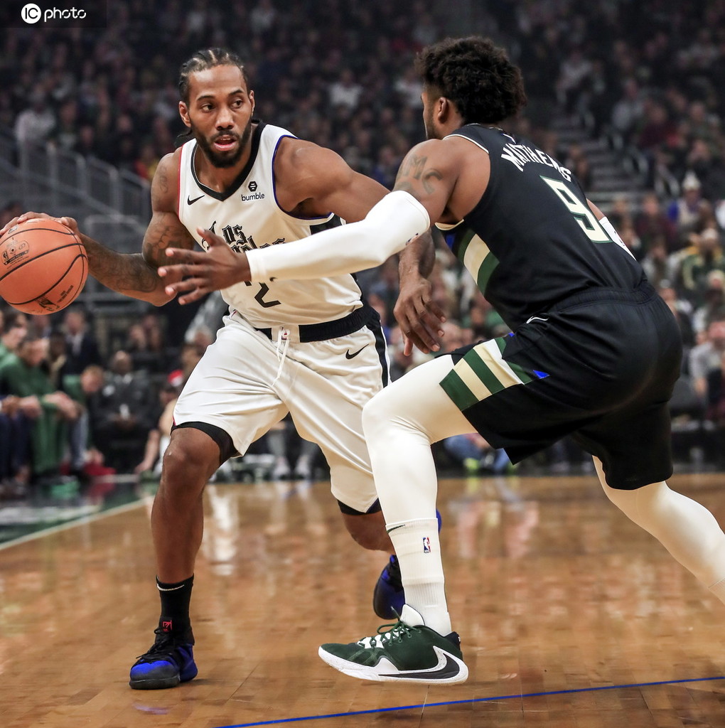 东契奇突破防线，展现惊人转身技巧（东契奇强势突破防线，转身技惊四座）