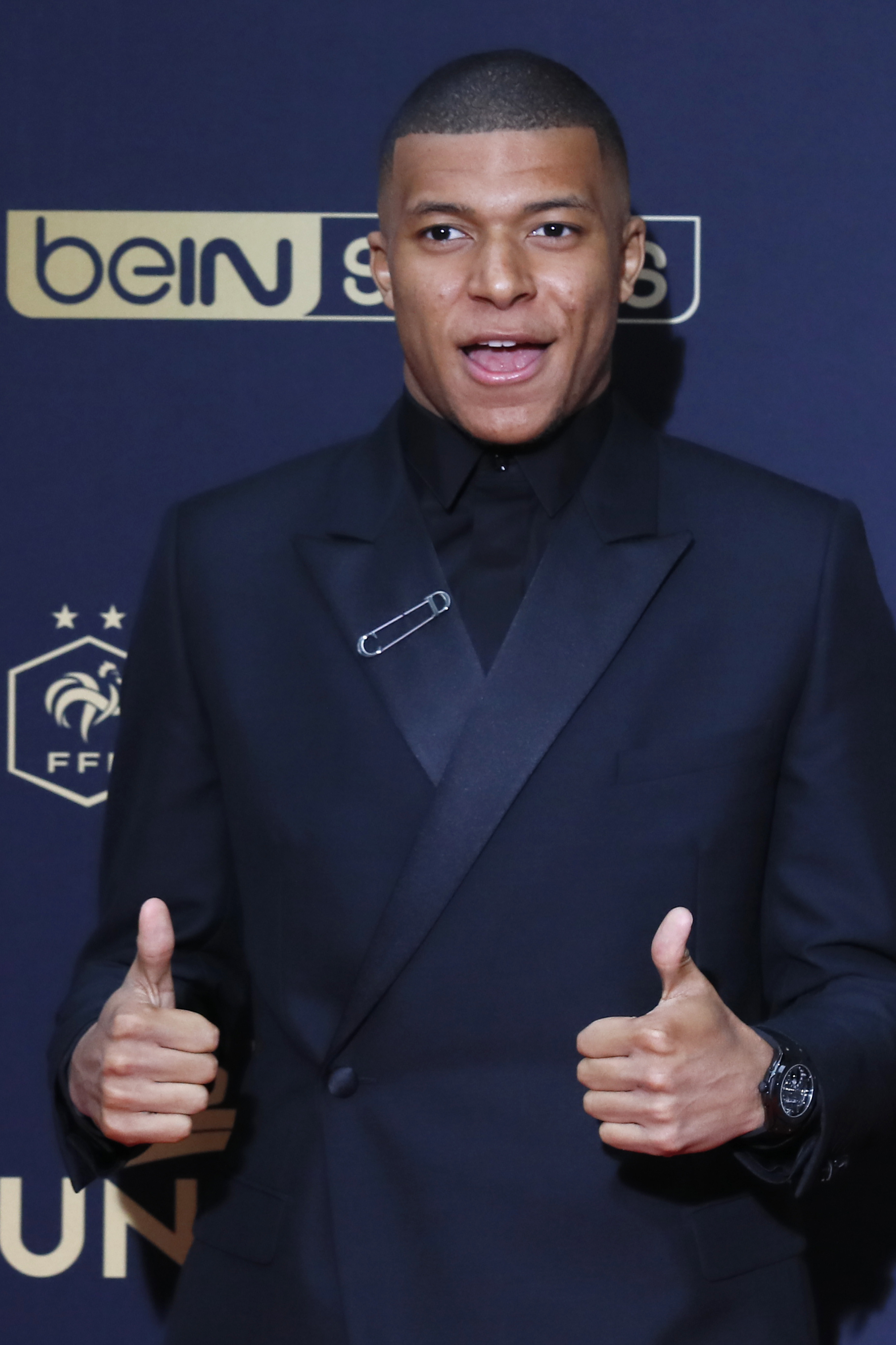 蒙特·莫里斯已抵达希腊！主帅表示希望他像之前在掘金时一样打球（蒙特·莫里斯抵达希腊，主帅期待他延续掘金时期的表现）