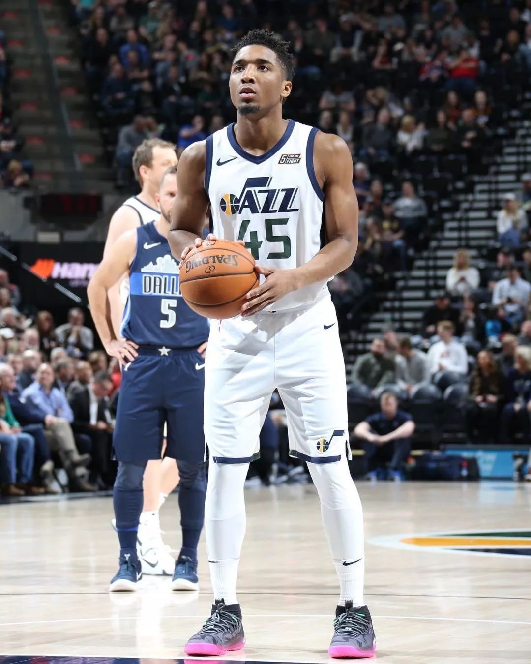 年轻人的腿！贝利自投自抢完成炸裂单臂战斧补扣（年轻体能拉满！贝利自投自抢上演单臂战斧暴力补扣）